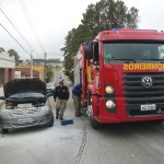 Motor de veículo pega fogo enquanto trafegava