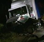 Siena atingiu caminhão lateralmente, causando a morte dos três ocupantes do automóvel. (Reprodução RPC TV).