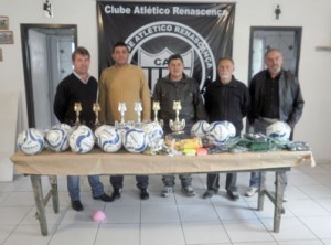 Clube Atlético Renascença recebe doação de materiais esportivos