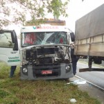 Dois caminhões colidem na PR 151 e motorista fratura a perna