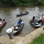 Voluntários recolhem meia tonelada de lixo do rio Iguaçu em ação pelo Dia do Rio