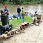 Voluntários recolhem meia tonelada de lixo do rio Iguaçu em ação pelo Dia do Rio