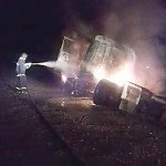 Bombeiro apagando fogo de caminhão
