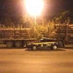 Caminhão carregado com toras em São Mateus do Sul