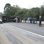 Caminhão tomba na BR 277 em Queimadas_2_foto Web Rádio Palmeira