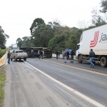 Caminhão tomba na BR 277 em Queimadas_3_foto Web Rádio Palmeira
