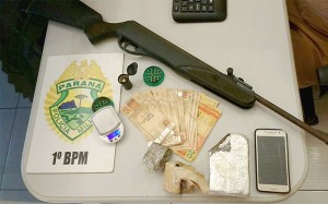 Polícia prende jovem por tráfico e apreende drogas, dinheiro e objetos