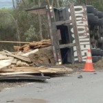 Caminhão carregado de madeira tomba na PR 151 em Coxilhão _São João do Triunfo_1