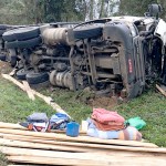 Caminhão carregado de madeira tomba na PR 151 em Coxilhão _São João do Triunfo_7