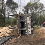 Caminhão carregado de madeira tomba na PR 151 em Coxilhão _São João do Triunfo_8