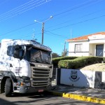 Caminhão bateu na agência do Sicob em Palmeira_foto site Rádio Ipiranga_1