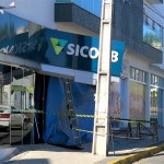 Caminhão bateu na agência do Sicob em Palmeira_foto site Rádio Ipiranga_2
