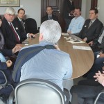 prefeito em reunião com representantes do grupo CED Prometheus em 2017 - arquivo - prefeitura