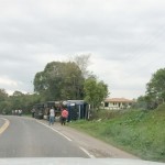 Caminhão que tombou em  Coxilhão do Meio na PR 151__4