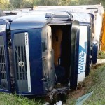 Caminhão que tombou em  Coxilhão do Meio na PR 151__7