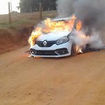 Sandero incendiado em estrada rural_foto reprodução redes sociais_1