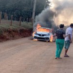 Sandero incendiado em estrada rural_foto reprodução redes sociais_2