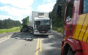 Acidente na PR 151 em São João do Triunfo envolveu dois caminhões um carro e uma moto