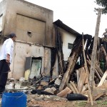 Vândalos ateaim fogo em edificação de medeira em Cemitério_3