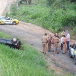Ação da PM de Palmeira acaba com carro capotado com explosivo dentro, um preso e outro baleado_foto Moacir Guchert_1