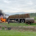 Caminhão carregado de batatas pega fogo na PR 151_5