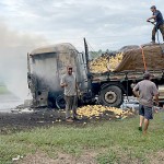 Caminhão carregado de batatas pega fogo na PR 151_6