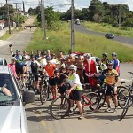 Grupo de Ciclistas Bora Pedalar levou o Papai Noel até as crianças carentes (12)