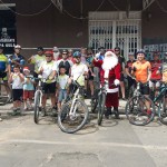 Grupo de Ciclistas Bora Pedalar levou o Papai Noel até as crianças carentes (3)