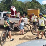 Grupo de Ciclistas Bora Pedalar levou o Papai Noel até as crianças carentes (6)