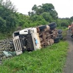 Motorista morre após tombar caminhão na PR 151__3