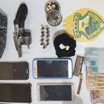 Pm apreende arma-droga-dinheiro e celulares após abordagem em Posto de Combustível-foto PM