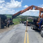 Caminhão carregado de adubo tomba na PR-151 em Mandaçaia_foto divulgação (1)