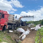 Caminhão carregado de adubo tomba na PR-151 em Mandaçaia_foto divulgação (2)