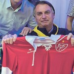 Prefeito Sérgio Belich entrega camiseta do YFC para o presidente Bolsonaro - Redes Sociais