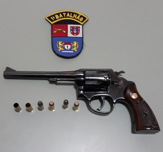 Arma usada para atingir homem é apreendida pela polícia_Divulgação PM