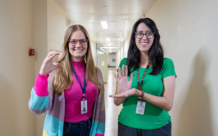 duas_tradutoras_traduzindo Foto Lucas Fermin_SEED