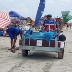 Equipes trabalham na limpeza das praias do ParanÃ¡