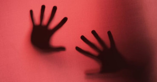 silhuetas-de-maos-aterrorizantes-no-estudio (1)