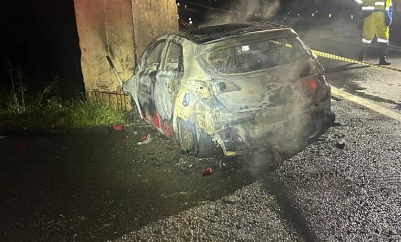 Veículo incendiado Br 277